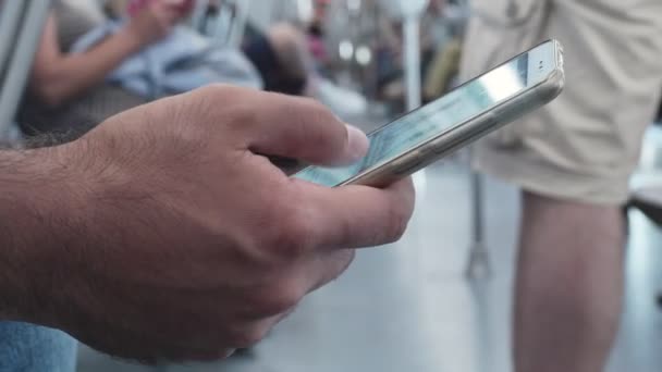 Uomo Che Utilizza Smartphone Metropolitana Invio Messaggi Testo — Video Stock