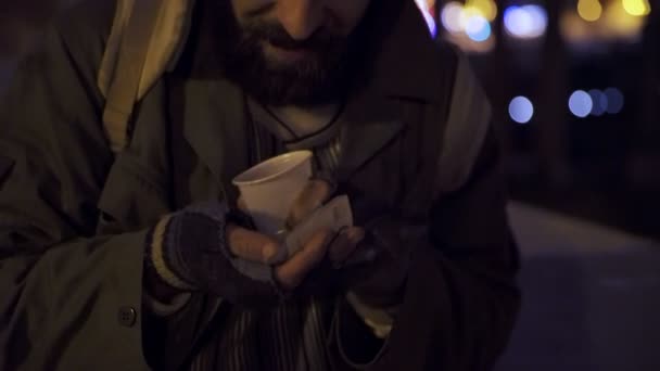 Hunger Elend Geld Bettler Zählt Geld Der Nacht — Stockvideo