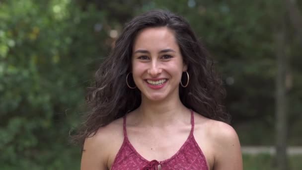 Piękny Atrakcyjny Młodzi Kobieta Uśmiecha Się Kamery Parku — Wideo stockowe