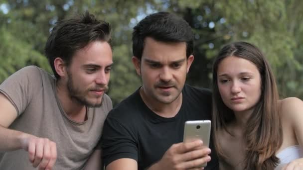 Jovens Tecnologia Três Amigos Parque Rindo Olhando Para Seus Sms — Vídeo de Stock