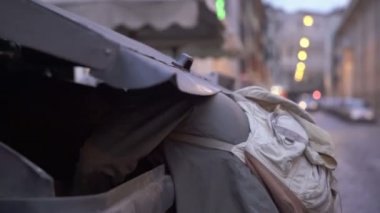 dilenci bir sandviç bulur çöp-açlık, yoksulluk, çaresizlik