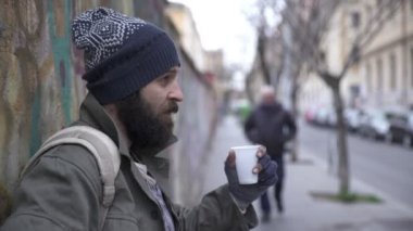 Yardım, destek, yoksulluk-Lonely evsiz sokakta para alır 