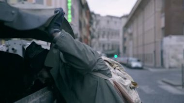 umutsuzluk, açlık, atık-evsiz adam rummages çöp