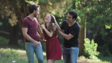 arkadaşlar, sevinç, portresi kaygısız-grup arkadaşıyla gülüyor ve Parkı'nda Şakalar