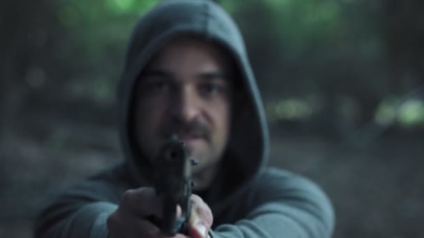 Podsvětí Nebezpečí Loupež Hooded Man Míří Pistolí Kameru — Stock video