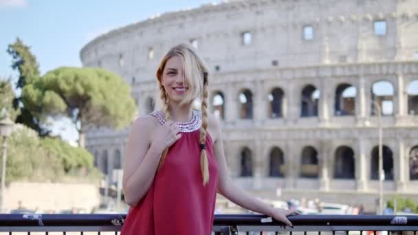 Lächelnde Sinnliche Frau Hintergrund Des Römischen Kolosseums — Stockvideo