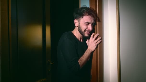 Uomo Depresso Disperato Che Piange Casa Notte Sua Moglie Andata — Video Stock