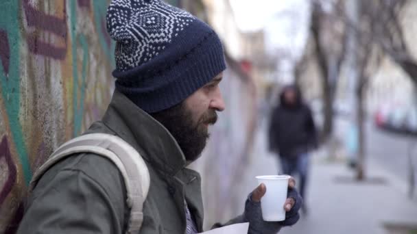 Compaixão Ajuda Homem Misericordioso Andando Rua Dando Dinheiro Para Mendigo — Vídeo de Stock
