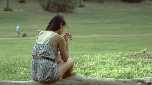 在公园里悲伤绝望的孤独的女人 — 图库视频影像