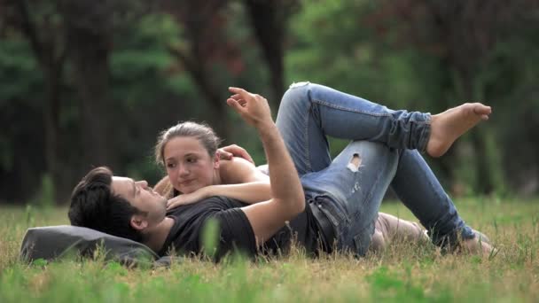 Bahar Aşk Romantizm Portresi Genç Çift Ilkbaharda Kucakladı Çim Üzerinde — Stok video
