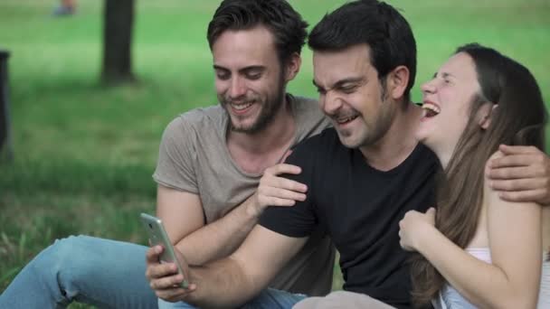 Retrato Três Amigos Usando Smartphone Parque Sorrindo Falando — Vídeo de Stock