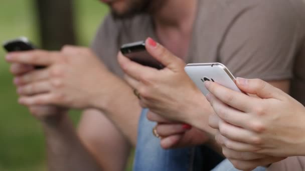 Close Mãos Jovens Digitando Seus Smartphones — Vídeo de Stock