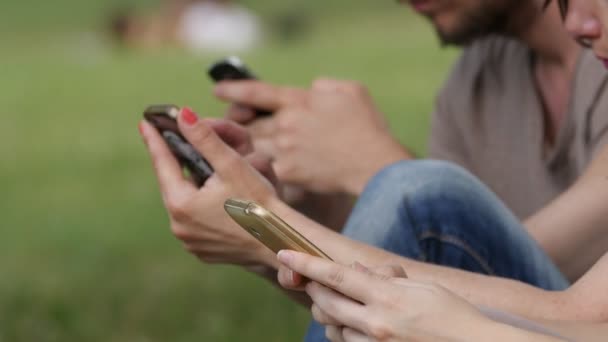 Cerca Las Manos Los Jóvenes Que Escriben Sus Teléfonos Inteligentes — Vídeo de stock