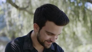 Yakışıklı kendi kendine güvenen genç adam kamera-açık gülümseyen