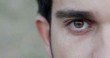 Close Up Ciddi genç Adamın göz-makro
