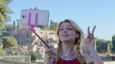 Roma'da Smartphone Komik Selfie Taking Genç güzel Kadın yakın