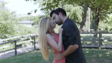 parkta sevenler arasında romantik kucaklama potrait