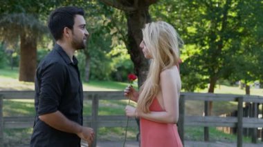 park - teklif, evlilik adam diz çöker önünde onun kız portresi 
