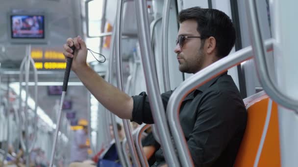 地下鉄ワゴンに孤独なハンサムな盲目の男 — ストック動画