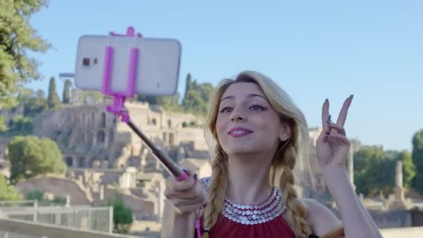 ローマのスマートフォンで面白い自分撮りを取る若いかわいい女性にクローズアップ — ストック動画