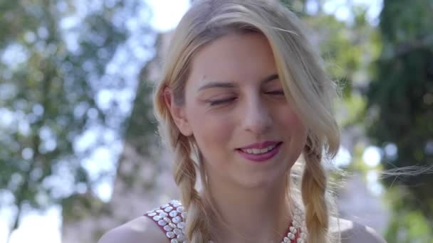 Primo Piano Ritratto Classe Elegante Giovane Donna Bionda Sorridente Alla — Video Stock