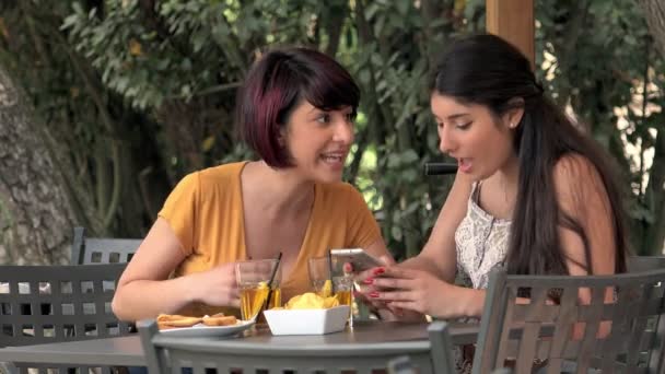 Retrato Dos Mujeres Bar Con Teléfono Inteligente Amistad Complicidad Mujeres — Vídeos de Stock