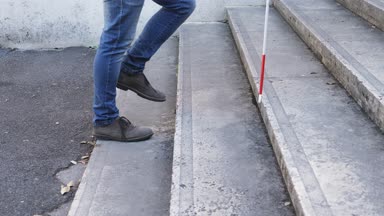  Kör adam Merdiven tırmanma yardımcı bastonunu tarafından