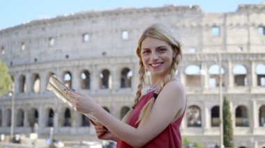 kamera da gülümseyen harita ile Gülümseyen çekici turist portresi