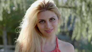 park - huzur, refah kameraya gülümseyen güzel ve rahat bir kadın portresi