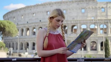 Happy Woman Smile Turist portresi Roma Haritası arıyor