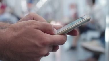 metro vagonu-yakından Smartphone'da yazarak erkek eli