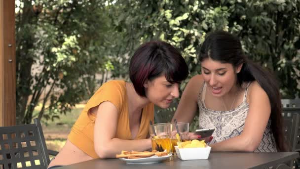 Barátság Nők Között Szerelmi Tippek Pletyka Két Bárban Okostelefonnal — Stock videók