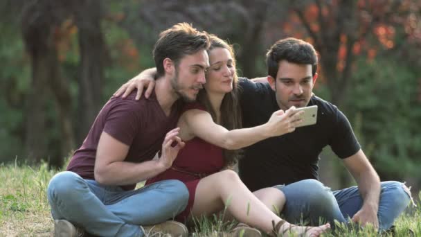 Drei Junge Freunde Machen Selfie Park Selfie Freude Unbekümmertheit — Stockvideo