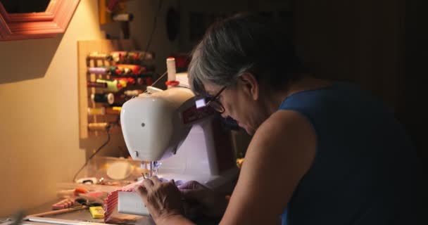 Portret Van Oude Vrouw Gericht Het Werken Met Naai Machine — Stockvideo