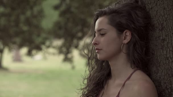 Düşünceli Güzel Genç Kadın Ağaç Altında Üzgün Düşünceler Sorunları — Stok video