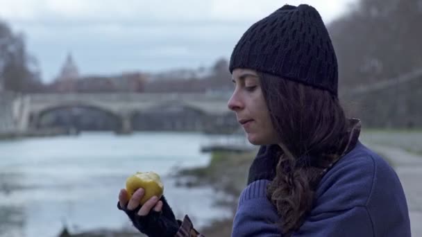 Focus Marginalization Poverty Loneliness Young Female Beggar Alone Eating Apple — Stock Video