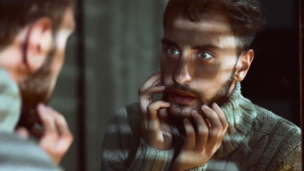 Nahaufnahme Eines Weinenden Traurigen Jungen Mannes Der Sich Selbst Spiegel — Stockvideo