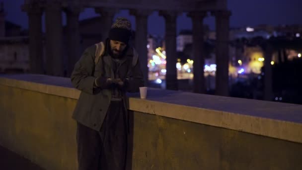 Portret Van Ellende Bedelen Geld Daklozen Tellen Zijn Geld Nacht — Stockvideo
