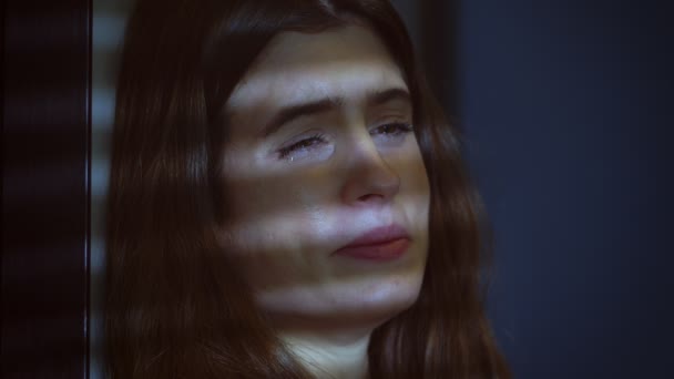 Nahaufnahme Porträt Einer Weinenden Depressiven Frau Allein Der Dunkelheit Depression — Stockvideo
