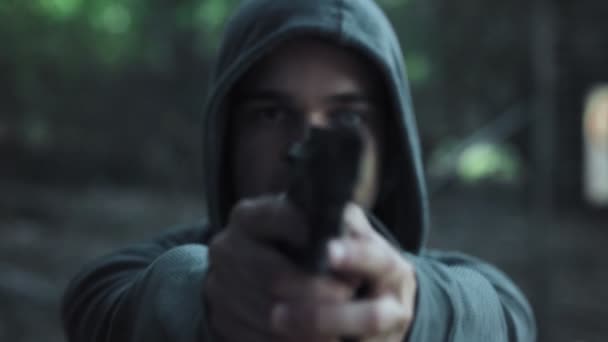 Perto Man Apontando Gun Câmera Parque Crime Arma Perigo — Vídeo de Stock