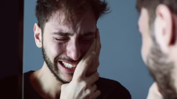 Sad Depresi Mladý Muž Hledá Hostinci Mirror Tmě — Stock video