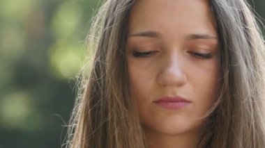 üzgün genç kadın içinde sorun portresi kapatın. Üzüntü, depresyon