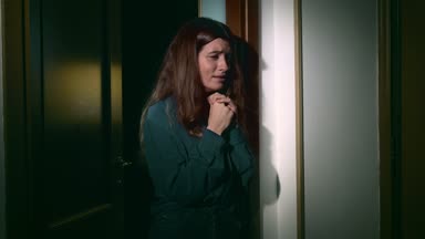 Karanlık-üzüntü, umut dua ağlayan yalnız hüzünlü kadın portresi