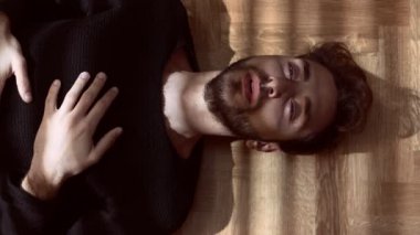 üzgün ve dalgın genç adam yatakta yatarken