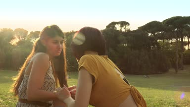 İki genç mutlu genç kadın portresi söz At Park