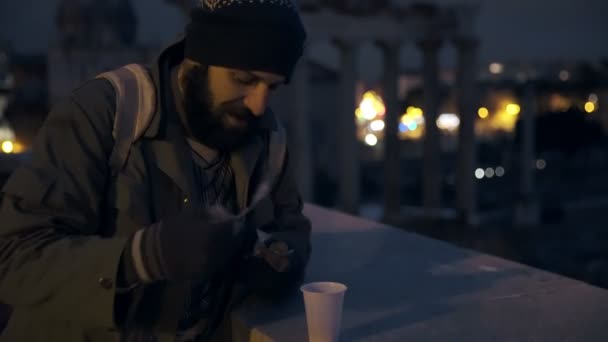Açlık Portresi Yardım Para Geceleyin Parasını Sayan Dilenci — Stok video