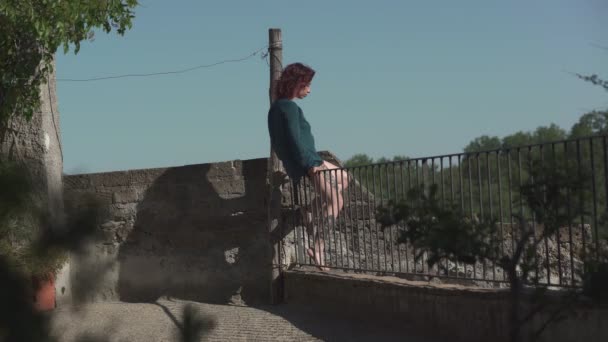 불쾌감 우울증의 초상화 발코니에 우울한 여성은 자살의 — 비디오