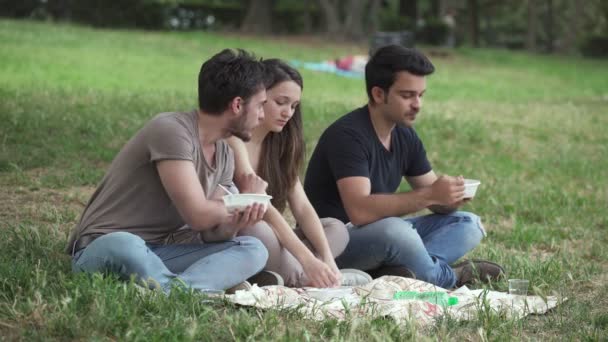 Riso Despreocupado Natureza Três Amigos Felizes Comer Rir Parque — Vídeo de Stock