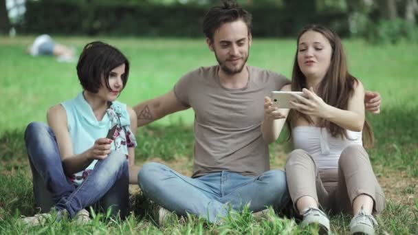 Incommunicability Nowych Pokoleń Przyjaciele Trawniku Używać Smartfonów — Wideo stockowe