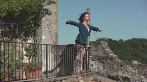 Retrato Mulher Olhando Sobre Balaustrada Para Fazer Anjo Liberdade Liberdade — Vídeo de Stock